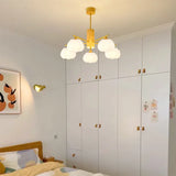 Araña creativa de madera con bolas de algodón para el salón