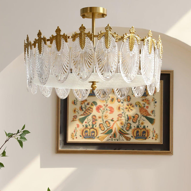 Araña redonda de cristal con motivos decorativos