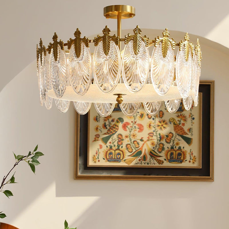 Araña redonda de cristal con motivos decorativos