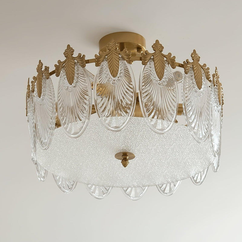 Araña redonda de cristal con motivos decorativos