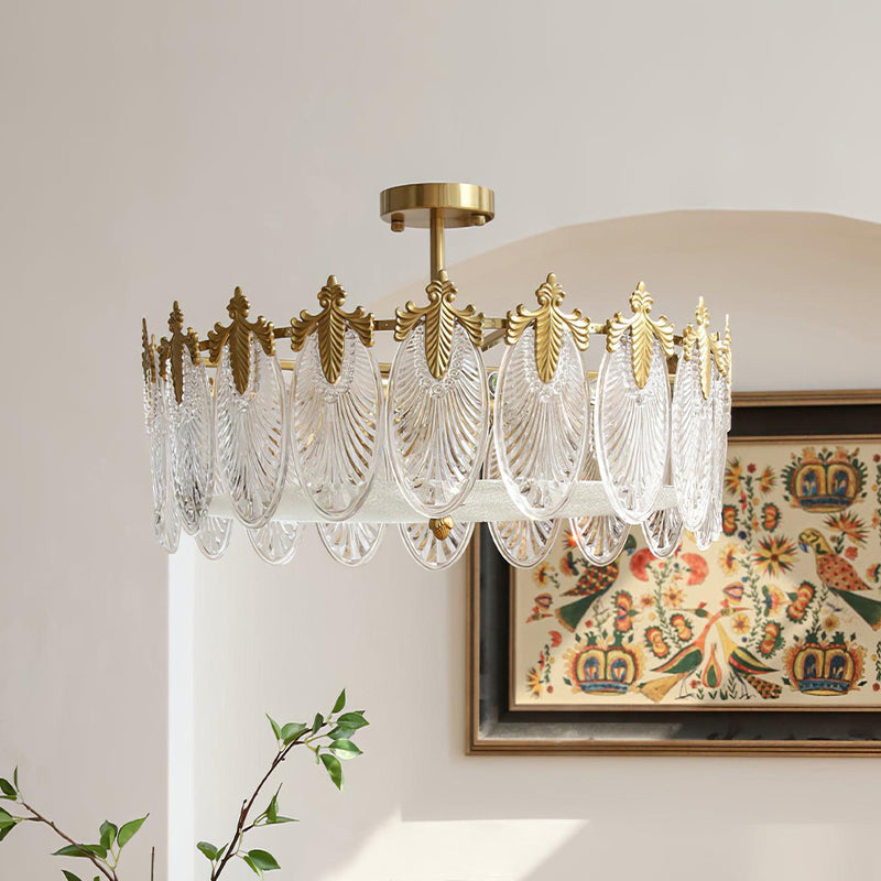 Araña redonda de cristal con motivos decorativos