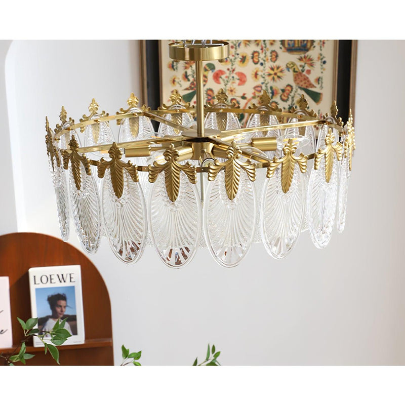 Araña redonda de cristal con motivos decorativos