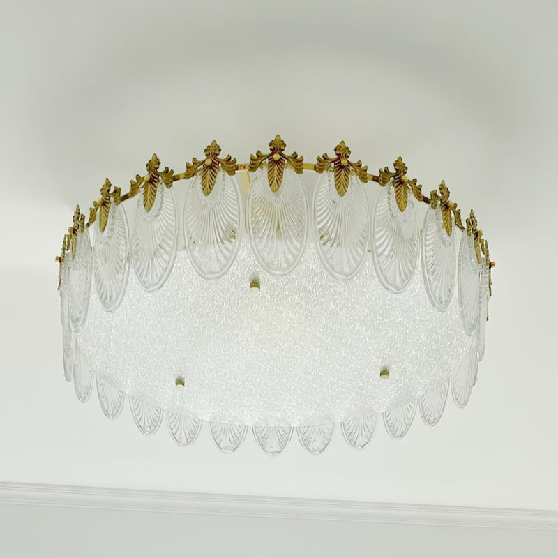 Araña redonda de cristal con motivos decorativos