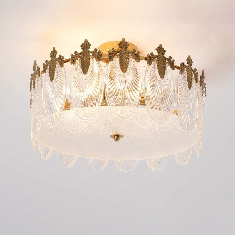 Araña redonda de cristal con motivos decorativos