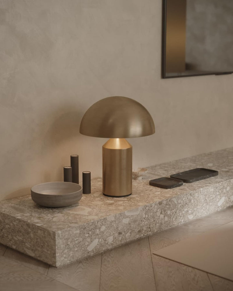 Lámpara de mesa de metal Atollo